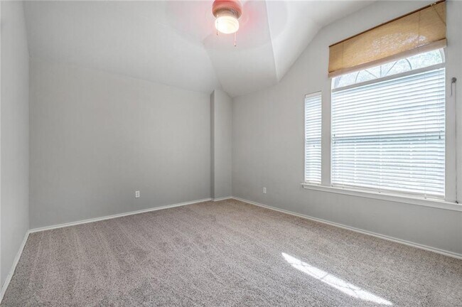 Building Photo - 4229 Kingsburg Dr