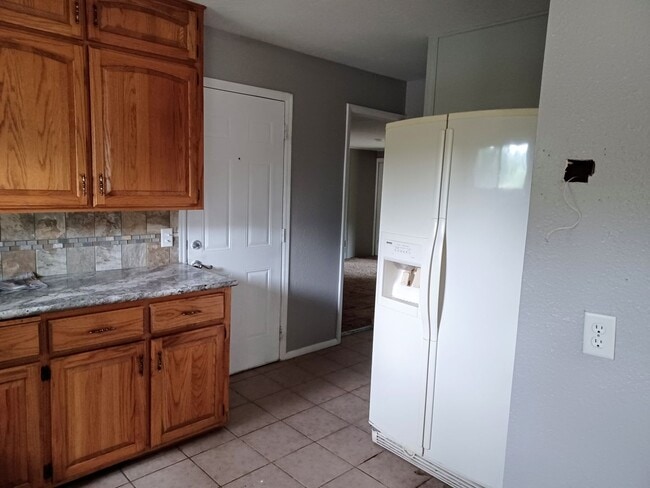 Building Photo - Spacious 4 bedroom, 1 1/2 bath home in Par...