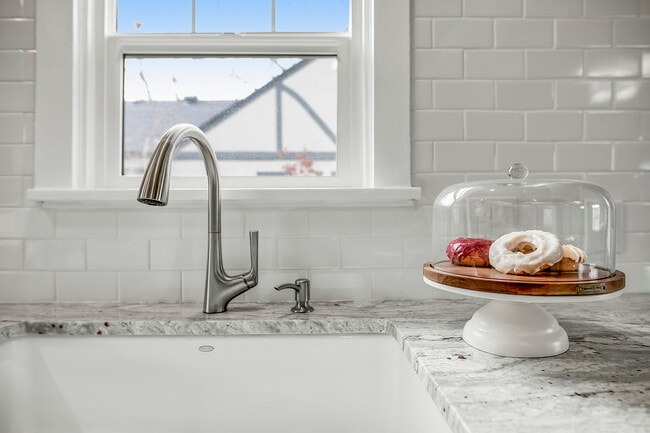 Building Photo - 2117 W Jefferson St