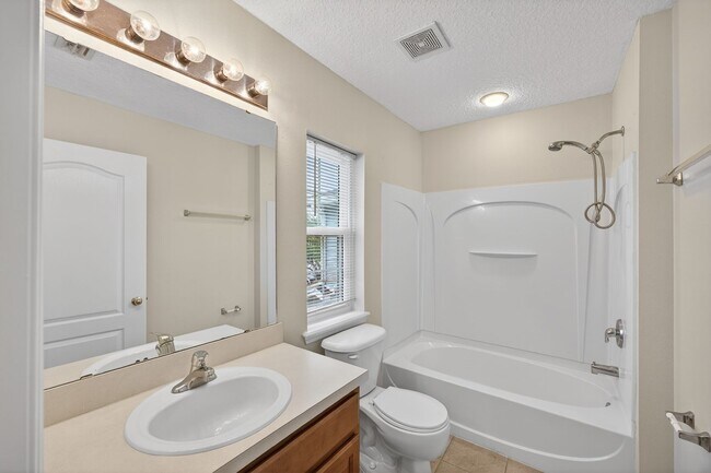 Building Photo - Beautiful Townhome in Biscayne Bay!