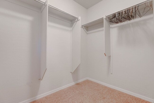 Building Photo - 2589 Chateau Clermont St