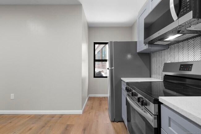 Building Photo - 140 Grand St