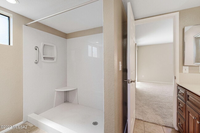 Building Photo - 5051 N Sabino Canyon Rd