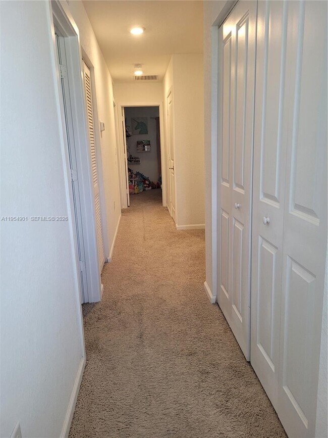 Building Photo - 1015 SE 24th Terrace