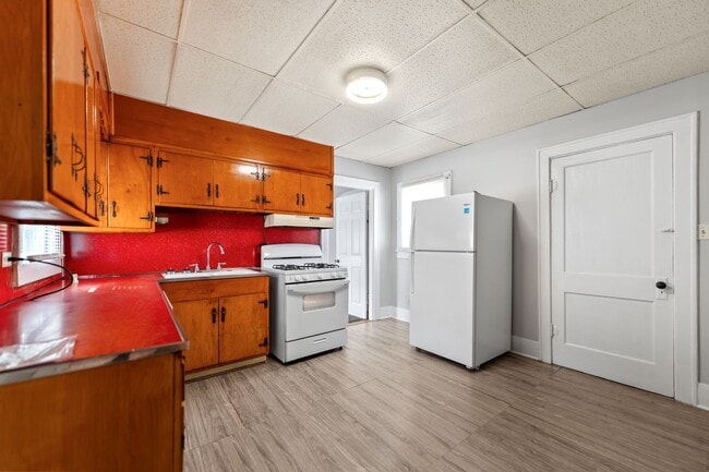 Building Photo - Charming 2-Bedroom Home with Fenced Yard –...