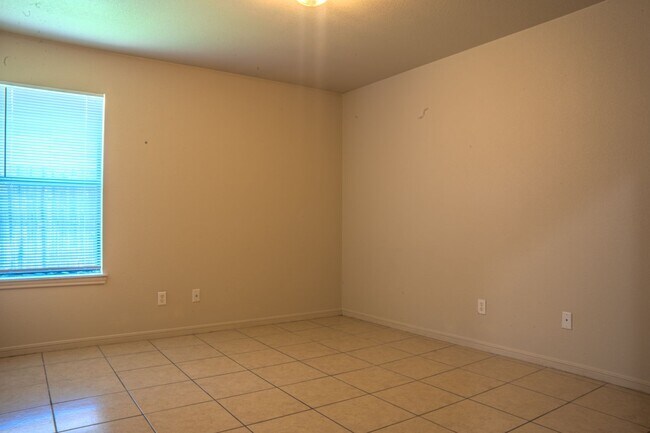 Building Photo - PRICE IMPROVEMENT NOW ONLY $1295!!!!!!