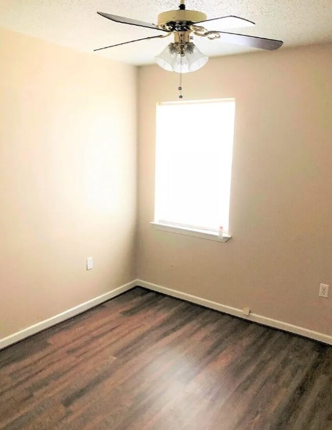 Building Photo - 3 Bedroom 1.5 Bath