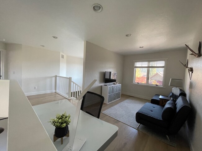 Building Photo - 2048 Marina Ct