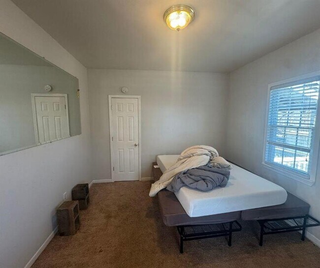 Building Photo - 5608 W Pine St