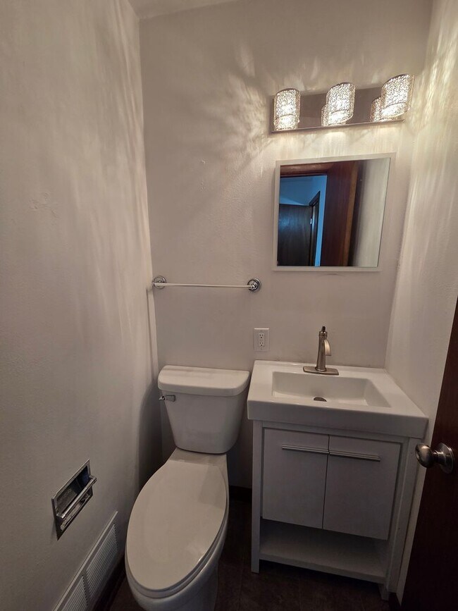 Building Photo - W 2nd St 1408-1410