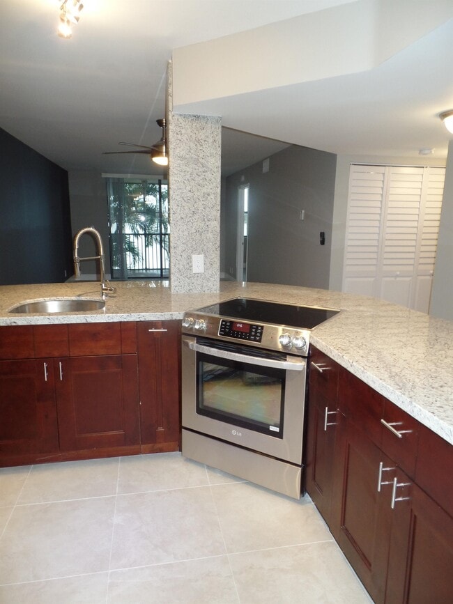 Building Photo - 118 Lake Emerald Dr