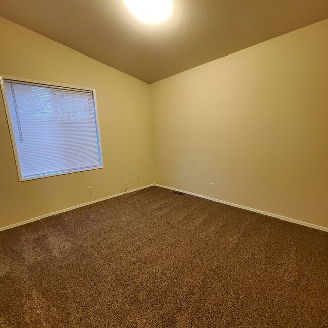 Building Photo - Pet Friendly 4 bedroom 2 bath home w/ 2 car garage