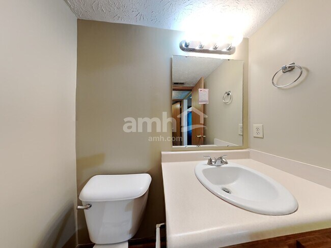 Building Photo - 998 Canary Creek Dr