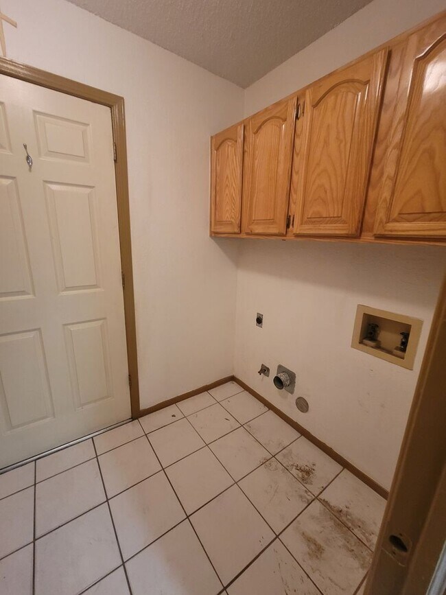 Building Photo - Ready to View!!