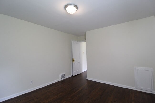 Building Photo - 2 Bedroom 1 Bath Home In Roeland Park
