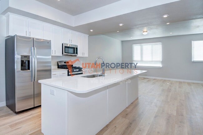 Building Photo - 992 W 380 S