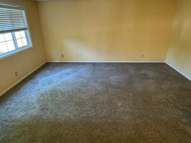 Building Photo - 3 Bedroom House off Harlow Rd.