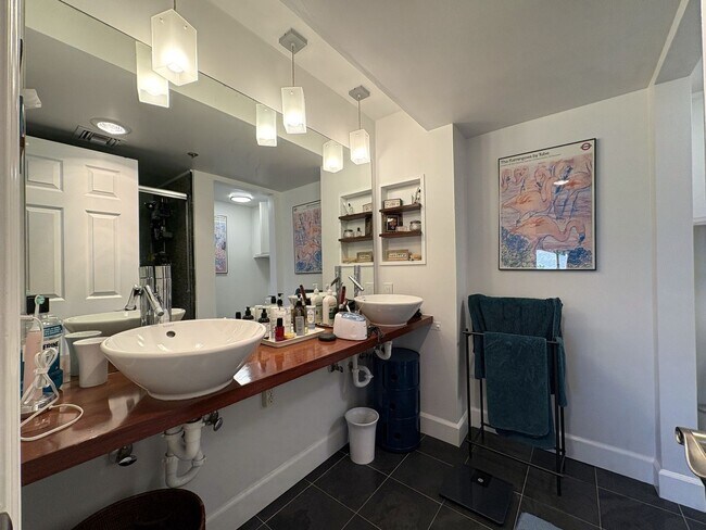 Building Photo - Beautiful 2-Bedroom Corner Condo in Downtown Palo Alto