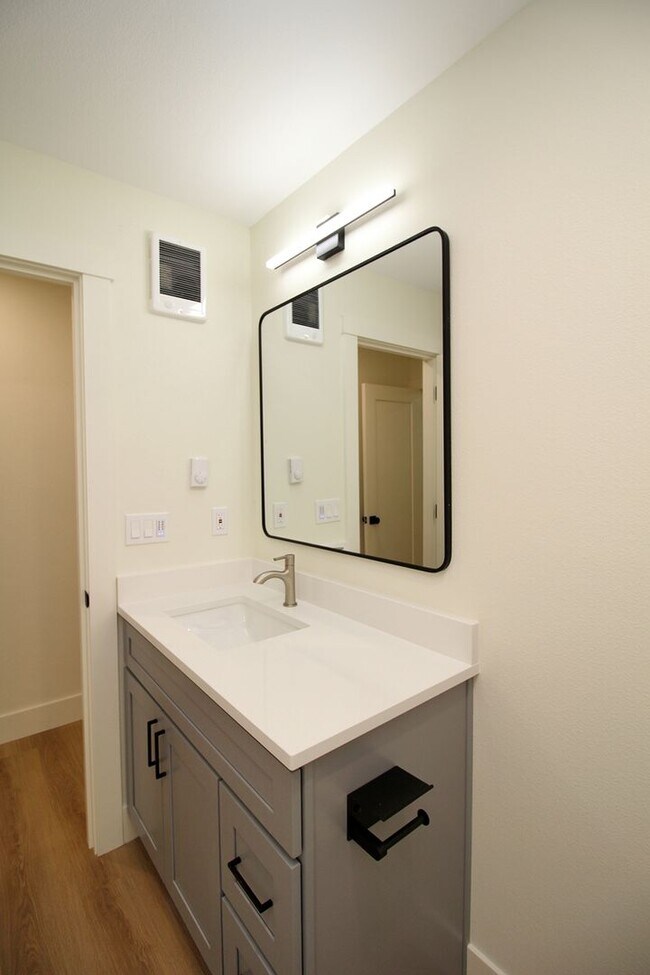 Building Photo - 4660-4660 SW Fairvale Ct