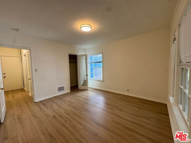 Building Photo - 127 N Doheny Dr