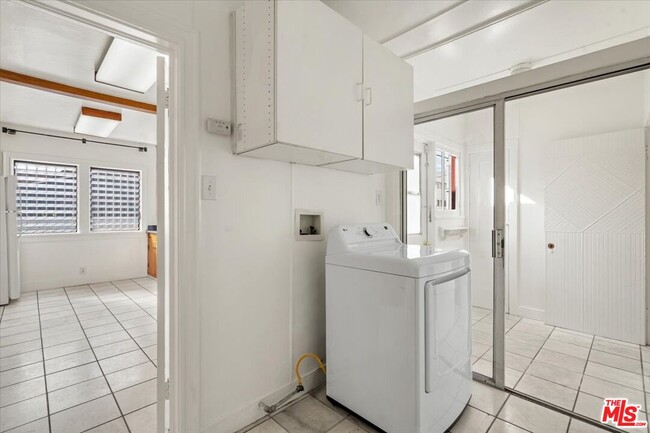 Building Photo - 715 N Harper Ave