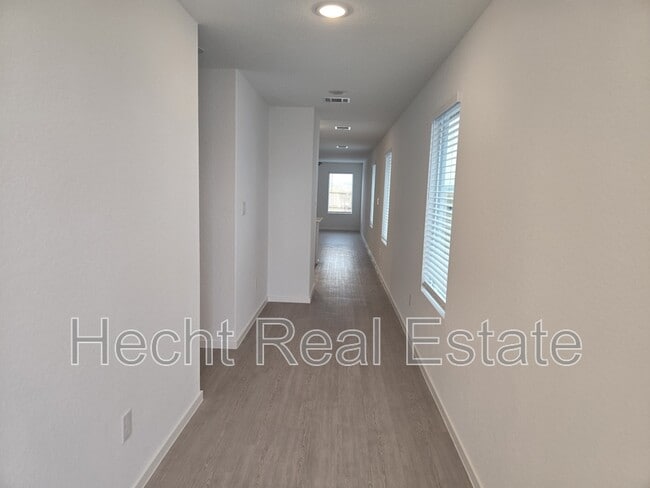 Building Photo - 968 Creek