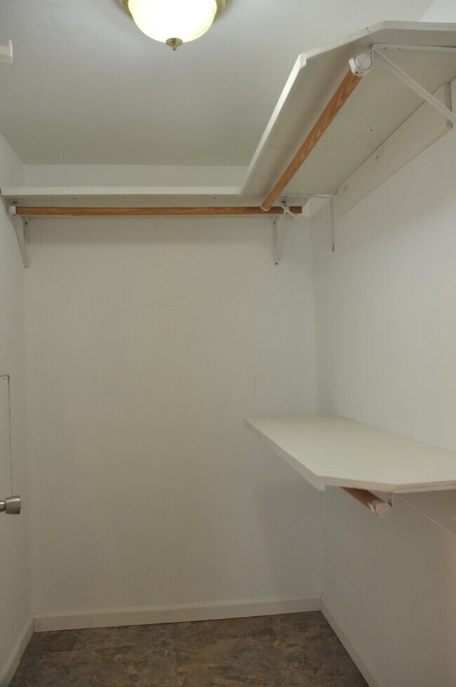 Building Photo - Basement Apartment, 2 bed 1 bath close to Food Trucks on Best