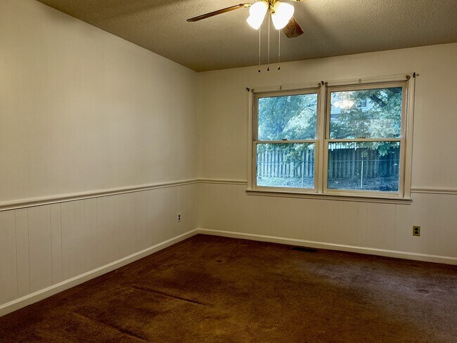 Building Photo - 105 Bucy Cir