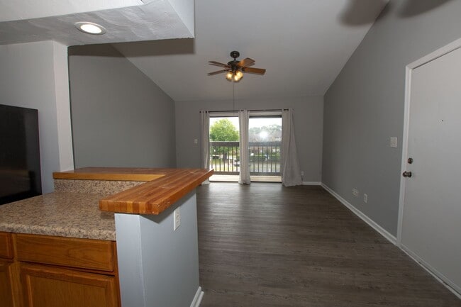 Building Photo - Awesome 1BR Condo w Amenities, Hampton