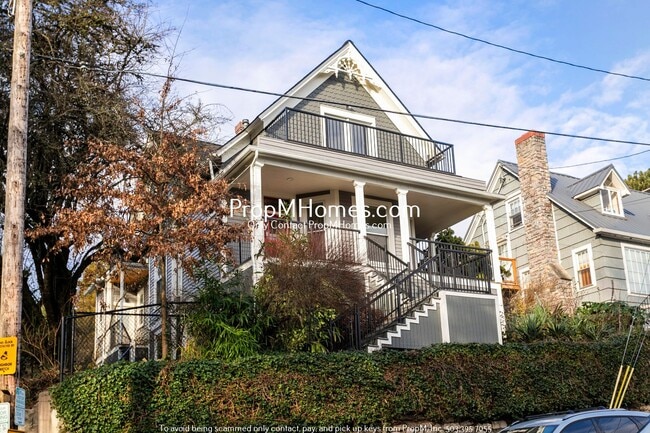 Building Photo - Updated Lair Hill Victorian with Willamette River & Mt Hood Views!