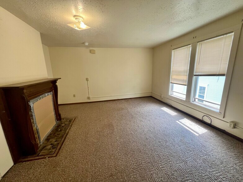 Building Photo - 818 S Barstow St