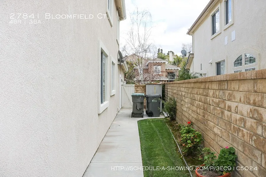 Side gate access to garage - 27841 Bloomfield Ct