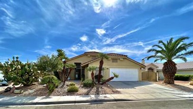 Building Photo - Beautiful single story home with pool.