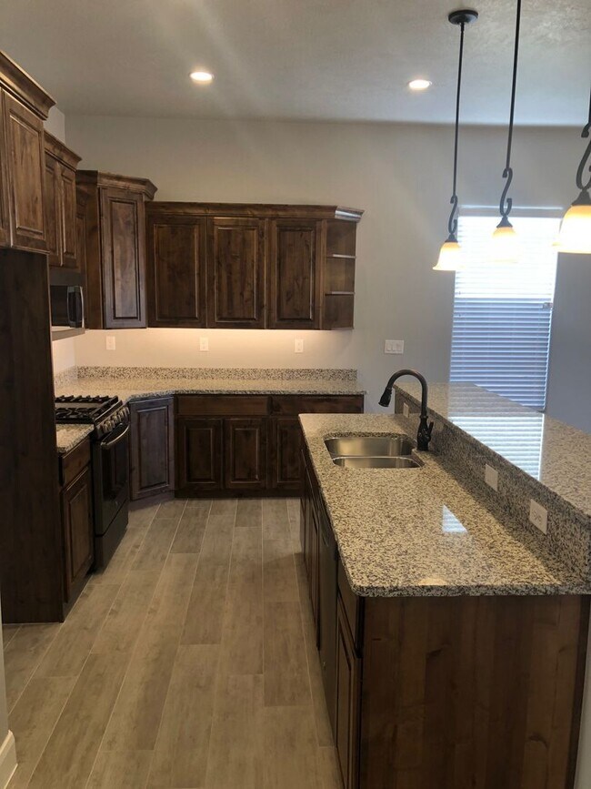 Building Photo - Hurricane Townhome