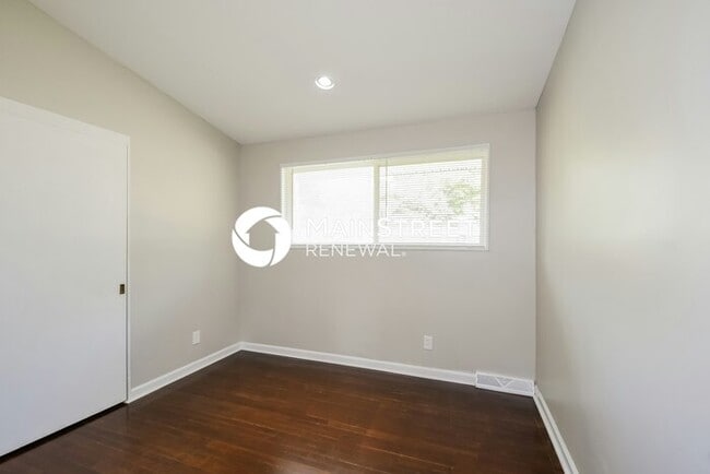 Building Photo - 3 Bedroom Pet-Friendly Home in St. Louis, MO with Main Street Renewal