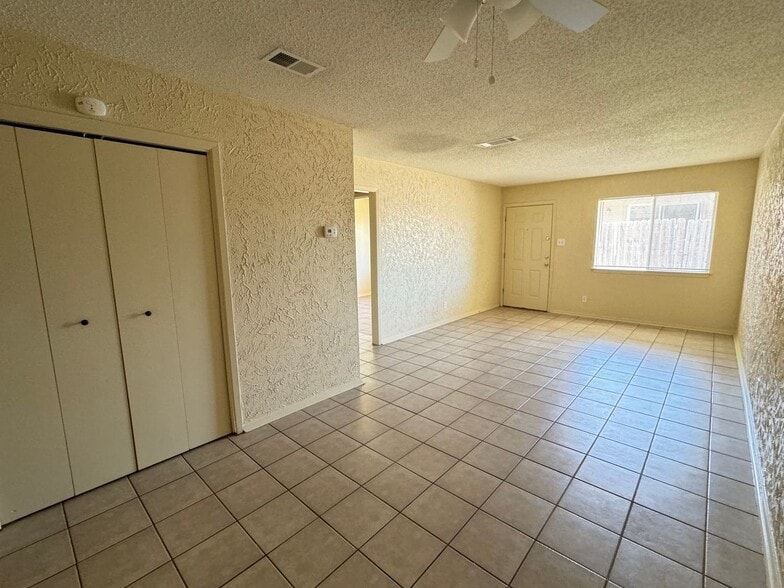Building Photo - 2206 Silverway Dr