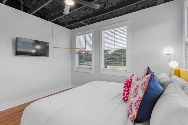 Building Photo - 156 Camellia St