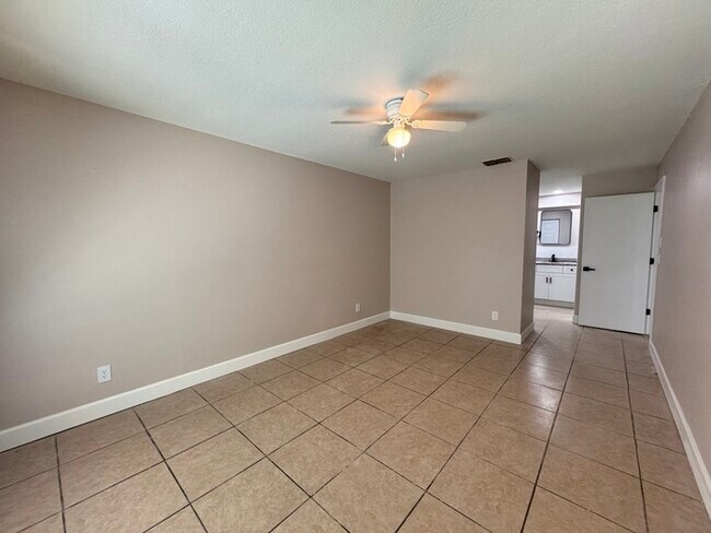 Building Photo - Fully Renovated Palm Harbor Home