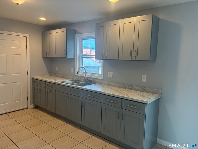 Building Photo - 75 Ash St