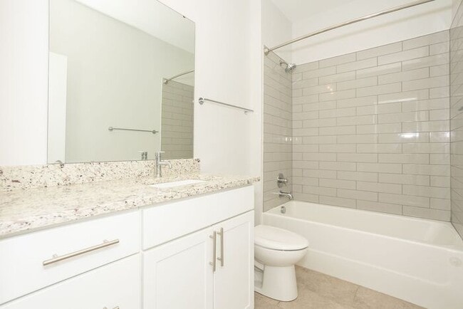 Building Photo - 2 Bedroom Townhome in Chatham Arch