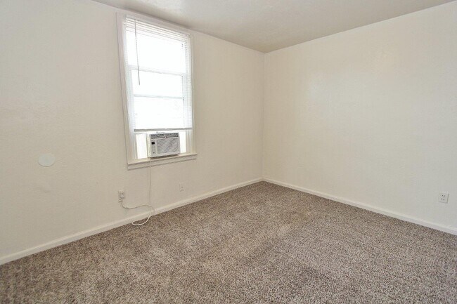 Building Photo - 811 8th Ave N