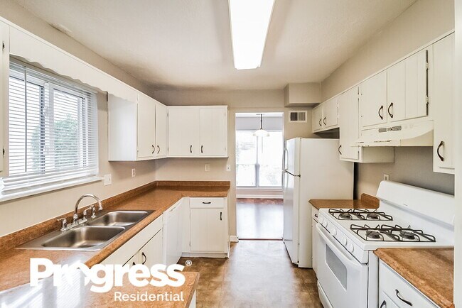 Building Photo - 2468 Mistletoe Ln SW