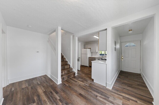 Building Photo - 2 Bedroom 2 Bathroom on College Street!