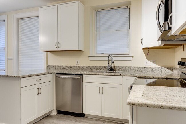 Interior Photo - 2602-2606 Monument Ave