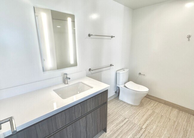 Building Photo - RARELY AVAIL 1 BED/1 BATH/1 PRKG OCEAN VIE...