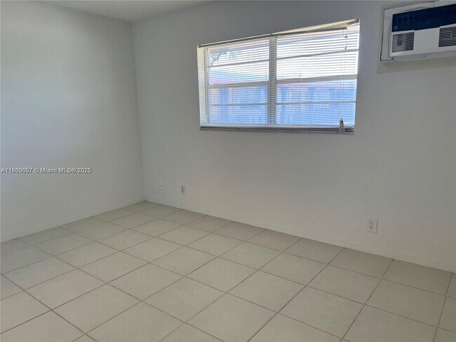 Building Photo - 5300 Hollywood Blvd