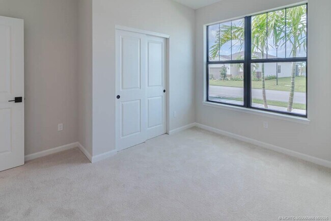 Building Photo - 861 SE Courances Dr