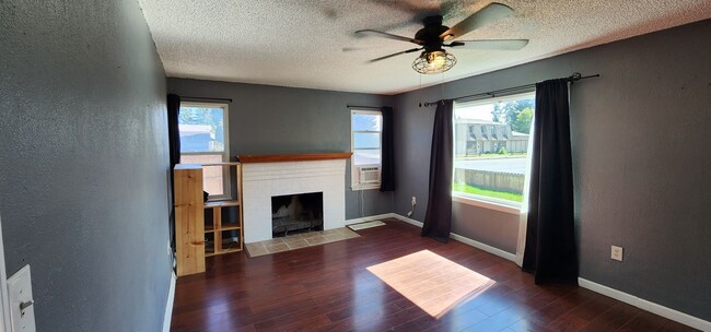 Building Photo - Charming 4 Bed, 2 Bath Home in Spokane! *S...