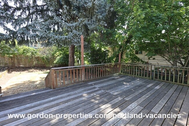 Building Photo - SE 57th Ave - 5 bedroom home with fireplac...