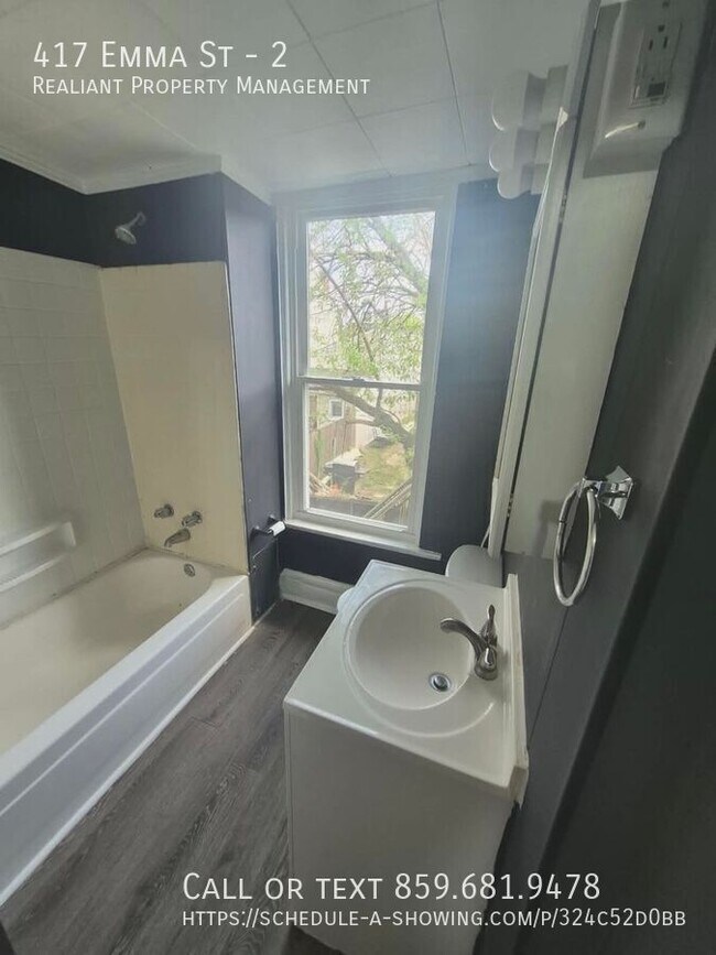 Building Photo - 417 Emma St